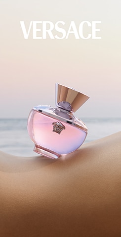 Parfém Versace Dylan Purple v růžovém flakonu, elegantně prezentovaný pro online nákup.